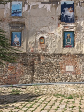Strani murales fuori la cattedrale